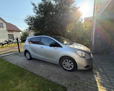 Серый Тойота Версо, объемом двигателя 2 л и пробегом 174 тыс. км за 9493 $, фото 1 на Automoto.ua
