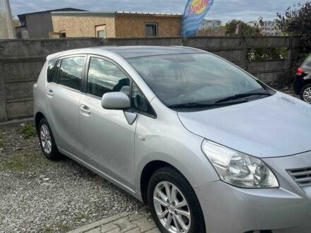 Серый Тойота Версо, объемом двигателя 2 л и пробегом 270 тыс. км за 9000 $, фото 1 на Automoto.ua