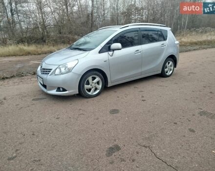 Серый Тойота Версо, объемом двигателя 2 л и пробегом 195 тыс. км за 8250 $, фото 1 на Automoto.ua
