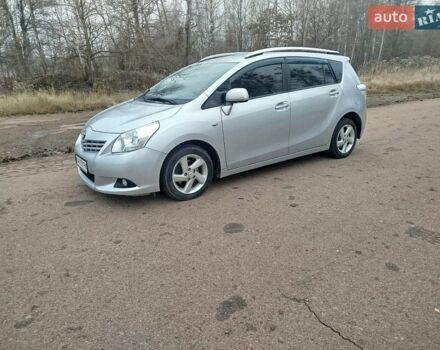Серый Тойота Версо, объемом двигателя 2 л и пробегом 195 тыс. км за 8250 $, фото 1 на Automoto.ua