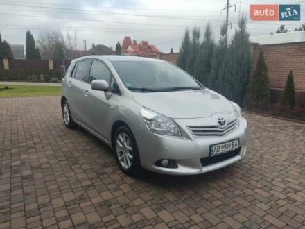 Сірий Тойота Версо, об'ємом двигуна 2 л та пробігом 238 тис. км за 9800 $, фото 1 на Automoto.ua