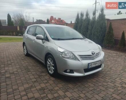 Сірий Тойота Версо, об'ємом двигуна 2 л та пробігом 238 тис. км за 9800 $, фото 1 на Automoto.ua