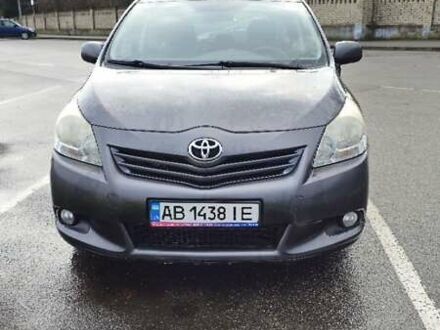 Серый Тойота Версо, объемом двигателя 1.8 л и пробегом 244 тыс. км за 11000 $, фото 1 на Automoto.ua