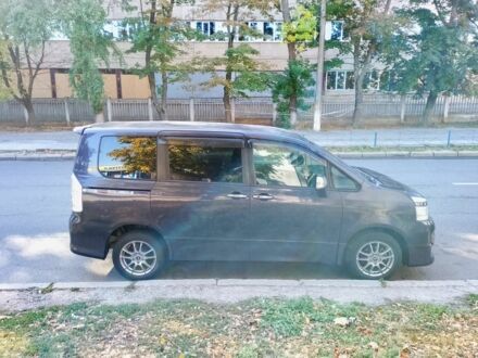 Фиолетовый Тойота Вокси, объемом двигателя 2 л и пробегом 251 тыс. км за 8200 $, фото 1 на Automoto.ua
