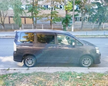 Фіолетовий Тойота Воксі, об'ємом двигуна 2 л та пробігом 251 тис. км за 8200 $, фото 1 на Automoto.ua