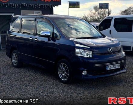 Фіолетовий Тойота Воксі, об'ємом двигуна 2 л та пробігом 250 тис. км за 9000 $, фото 1 на Automoto.ua