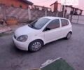 Белый Тойота Ярис, объемом двигателя 1 л и пробегом 240 тыс. км за 3000 $, фото 1 на Automoto.ua