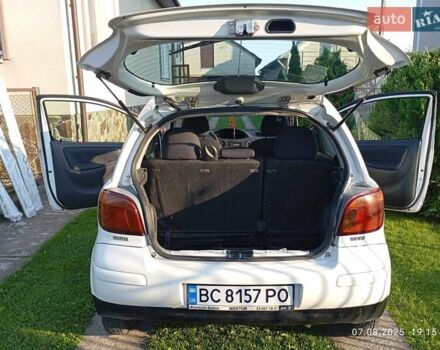 Білий Тойота Яріс, об'ємом двигуна 1 л та пробігом 282 тис. км за 3000 $, фото 4 на Automoto.ua