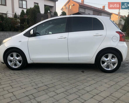 Білий Тойота Яріс, об'ємом двигуна 1.3 л та пробігом 190 тис. км за 6900 $, фото 2 на Automoto.ua