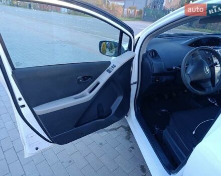 Білий Тойота Яріс, об'ємом двигуна 1.3 л та пробігом 290 тис. км за 5000 $, фото 10 на Automoto.ua