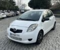 Белый Тойота Ярис, объемом двигателя 1 л и пробегом 200 тыс. км за 2700 $, фото 1 на Automoto.ua