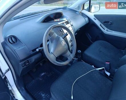 Білий Тойота Яріс, об'ємом двигуна 1.3 л та пробігом 290 тис. км за 5000 $, фото 9 на Automoto.ua