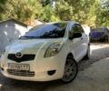 Белый Тойота Ярис, объемом двигателя 1 л и пробегом 208 тыс. км за 4000 $, фото 1 на Automoto.ua