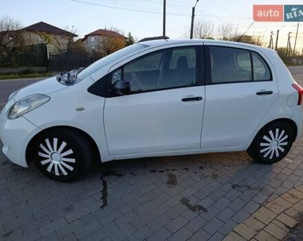 Білий Тойота Яріс, об'ємом двигуна 1.3 л та пробігом 290 тис. км за 5000 $, фото 5 на Automoto.ua