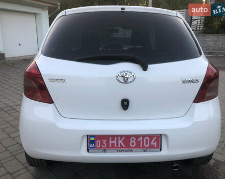 Білий Тойота Яріс, об'ємом двигуна 1.3 л та пробігом 190 тис. км за 6900 $, фото 4 на Automoto.ua