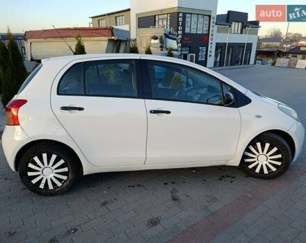 Білий Тойота Яріс, об'ємом двигуна 1.3 л та пробігом 290 тис. км за 5000 $, фото 4 на Automoto.ua