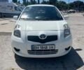 Белый Тойота Ярис, объемом двигателя 1.3 л и пробегом 176 тыс. км за 6300 $, фото 1 на Automoto.ua