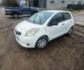 Белый Тойота Ярис, объемом двигателя 1 л и пробегом 215 тыс. км за 3300 $, фото 1 на Automoto.ua