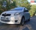 Белый Тойота Ярис, объемом двигателя 1 л и пробегом 300 тыс. км за 4700 $, фото 1 на Automoto.ua