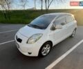 Белый Тойота Ярис, объемом двигателя 1.3 л и пробегом 214 тыс. км за 6200 $, фото 1 на Automoto.ua