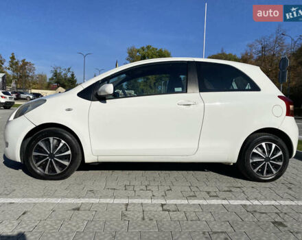 Белый Тойота Ярис, объемом двигателя 1.4 л и пробегом 229 тыс. км за 5000 $, фото 3 на Automoto.ua