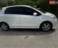 Белый Тойота Ярис, объемом двигателя 1.3 л и пробегом 154 тыс. км за 6500 $, фото 1 на Automoto.ua