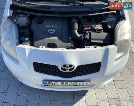 Белый Тойота Ярис, объемом двигателя 1.4 л и пробегом 229 тыс. км за 5000 $, фото 7 на Automoto.ua