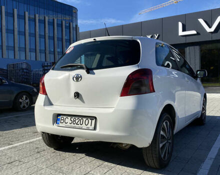 Белый Тойота Ярис, объемом двигателя 1.4 л и пробегом 229 тыс. км за 5000 $, фото 5 на Automoto.ua