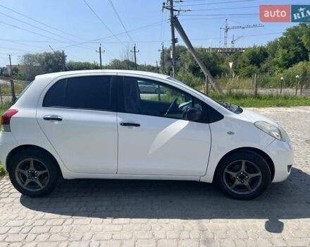 Білий Тойота Яріс, об'ємом двигуна 1.4 л та пробігом 236 тис. км за 6800 $, фото 2 на Automoto.ua