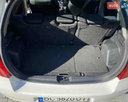 Белый Тойота Ярис, объемом двигателя 1.4 л и пробегом 229 тыс. км за 5000 $, фото 16 на Automoto.ua