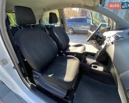 Белый Тойота Ярис, объемом двигателя 1.4 л и пробегом 229 тыс. км за 5000 $, фото 13 на Automoto.ua