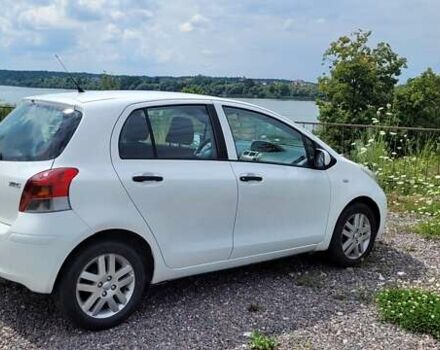 Белый Тойота Ярис, объемом двигателя 1.4 л и пробегом 230 тыс. км за 6000 $, фото 3 на Automoto.ua