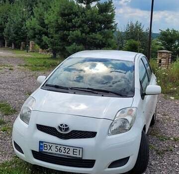 Белый Тойота Ярис, объемом двигателя 1.4 л и пробегом 230 тыс. км за 6000 $, фото 1 на Automoto.ua