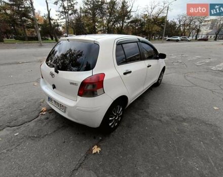 Белый Тойота Ярис, объемом двигателя 1 л и пробегом 196 тыс. км за 4800 $, фото 1 на Automoto.ua