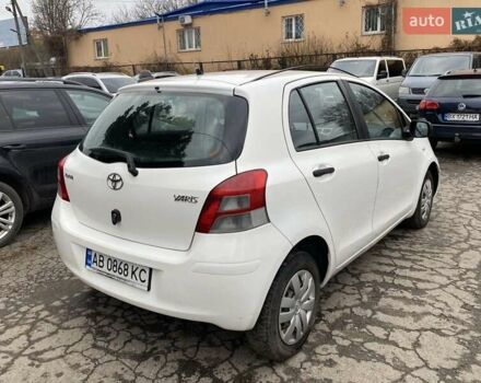 Белый Тойота Ярис, объемом двигателя 1 л и пробегом 214 тыс. км за 4800 $, фото 1 на Automoto.ua