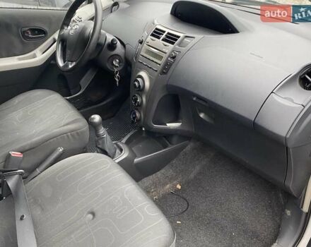 Белый Тойота Ярис, объемом двигателя 1 л и пробегом 214 тыс. км за 4800 $, фото 2 на Automoto.ua