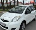 Белый Тойота Ярис, объемом двигателя 1 л и пробегом 200 тыс. км за 5250 $, фото 1 на Automoto.ua