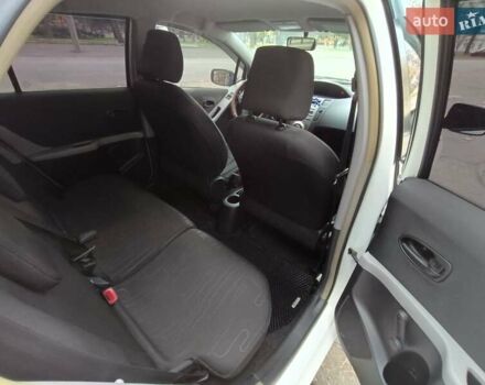 Белый Тойота Ярис, объемом двигателя 1 л и пробегом 196 тыс. км за 4800 $, фото 3 на Automoto.ua