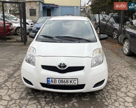 Белый Тойота Ярис, объемом двигателя 1 л и пробегом 214 тыс. км за 4800 $, фото 5 на Automoto.ua