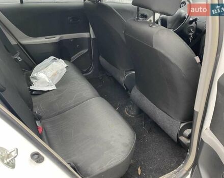 Белый Тойота Ярис, объемом двигателя 1 л и пробегом 214 тыс. км за 4800 $, фото 7 на Automoto.ua