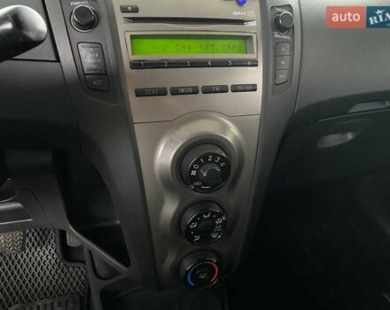 Білий Тойота Яріс, об'ємом двигуна 1 л та пробігом 197 тис. км за 5500 $, фото 21 на Automoto.ua