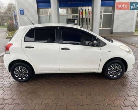 Білий Тойота Яріс, об'ємом двигуна 1 л та пробігом 197 тис. км за 5500 $, фото 3 на Automoto.ua