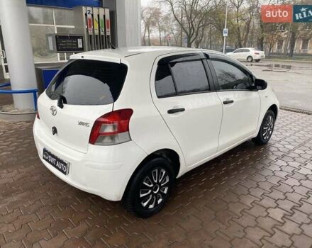 Білий Тойота Яріс, об'ємом двигуна 1 л та пробігом 197 тис. км за 5500 $, фото 5 на Automoto.ua