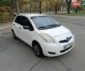 Белый Тойота Ярис, объемом двигателя 1 л и пробегом 196 тыс. км за 4800 $, фото 1 на Automoto.ua