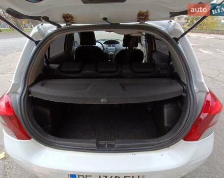 Белый Тойота Ярис, объемом двигателя 1 л и пробегом 196 тыс. км за 4800 $, фото 4 на Automoto.ua