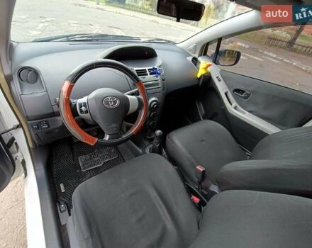 Белый Тойота Ярис, объемом двигателя 1 л и пробегом 196 тыс. км за 4800 $, фото 2 на Automoto.ua