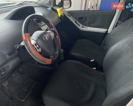Білий Тойота Яріс, об'ємом двигуна 1 л та пробігом 197 тис. км за 5500 $, фото 13 на Automoto.ua