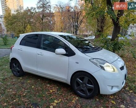 Тойота Ярис 2011 в Киеве на Automoto.ua Белый Тойота Ярис, объемом двигателя 1.3 л и пробегом 177 тыс. км за 7200 $, фото 4 на Automoto.ua