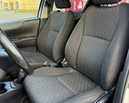 Белый Тойота Ярис, объемом двигателя 1 л и пробегом 249 тыс. км за 5600 $, фото 16 на Automoto.ua