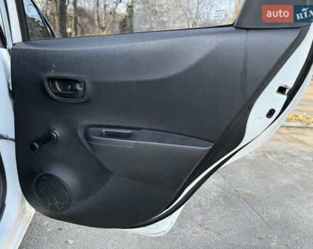 Белый Тойота Ярис, объемом двигателя 1 л и пробегом 249 тыс. км за 5600 $, фото 24 на Automoto.ua